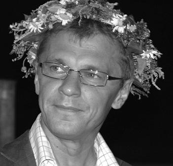 Štefan Kardoš (1966) je diplomiral iz slovenščine in socialne kulture, zaposlen pa je na Dvojezični srednji šoli Lendava. Na slovensko literarno sceno je stopil na začetku 21.