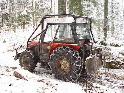 Slika 1: Prilagojena kolesna traktorja Zetor 6340 (levo) in Massey Ferguson 365 (desno) Specialni gozdarski traktorji V težjih deloviščih (strmi tereni, velika bremena, večja spravilna