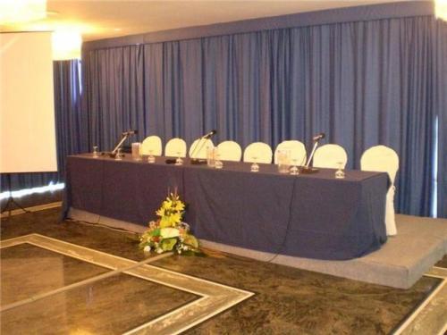 CONFERENCE CENTRE, TECHNICAL SECRETARIAT AND SERVICES The course will be held in the fully equipped Conference Centre provided by the hotel: direct phone line Wi Fi Internet phone conference closed