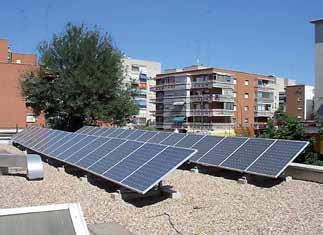 Priročnik za povečanje energijske učinkovitosti stavb 23 Primer fotovoltaičnh modulov na strehi objekta Cena električne energije, proizvedene s PV moduli, je občutno dražja od cene elektrike na