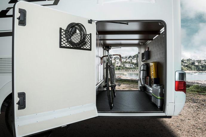 Plenty of room and storage space Thanks to an internal loading capacity of 90 cm by 114 cm (W x H), you can fit two bicycles in the garage