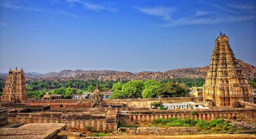 The Chitradurga fort was built and developed over a period of time (10th - 18th C) Chitradurga fort is mainly famous for Madakari Nayaka (The king of the last dynasty) and the legend of Obavva during