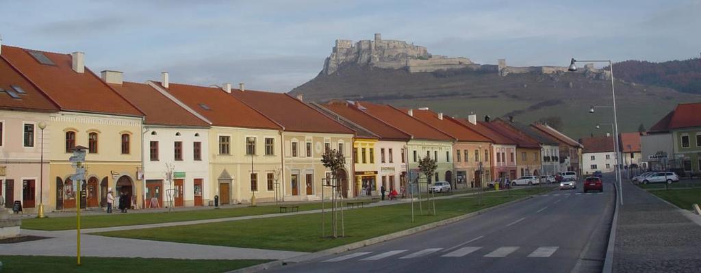 Územie SD mesta Spišské Podhradie Základ urbanisticko-architektonickej schémy Spišského Podhradia tvorí vidlica dopravných ciest, vytvárajúca pôdorys mesta obostavaním hlavných komunikácií radovou