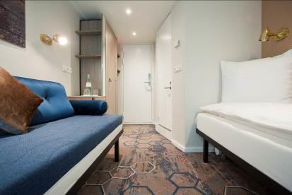 Upper deck: 12 two-bed-cabins with sliding glass doors and French balcony and 2 one-bedcabins with a small double bed (140cm)