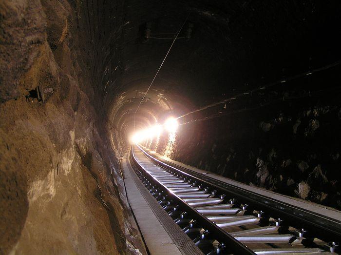 Тunely TUNNELS