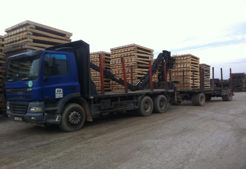 2.1. Istovar i transport drvnih sortimenata Kod istovara drvnih sortimenata, stroj za istovar prilazi kamionu s natovarenim drvnim sortimentima i tek kada hvataljka obuhvati drvni sortiment radnik ne