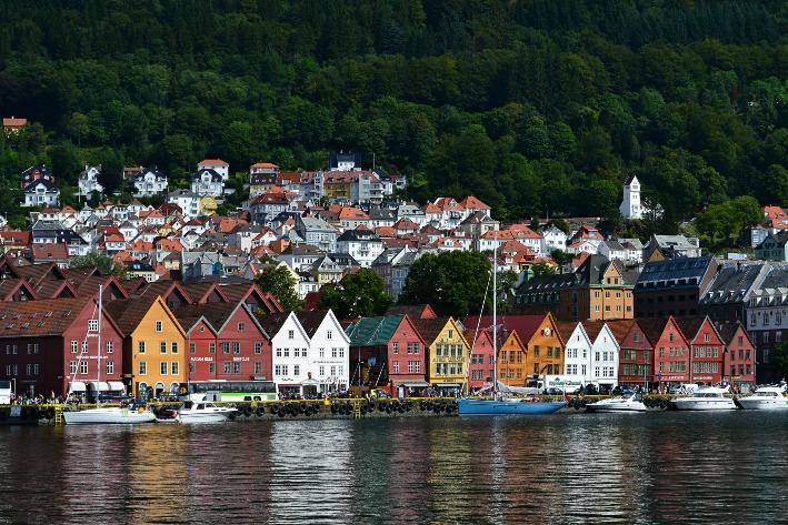 vibrantly coloured wooden houses If time permits: Visit to Fløyen Viewpoint Dinner at a good restaurant in Bergen city center Overnight at a Bergen 4*