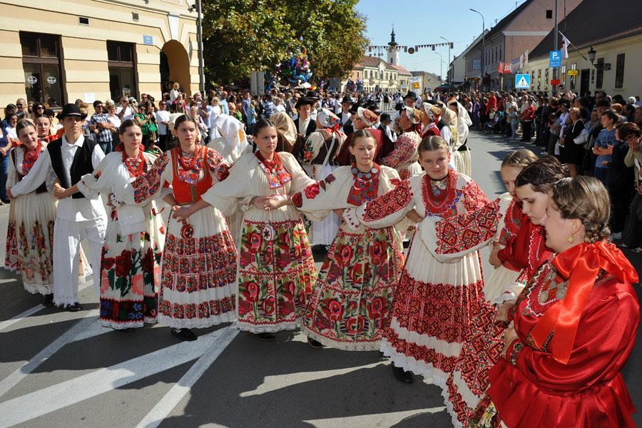 5.3.7. Vinkovačke jeseni Vinkovačke jeseni je tradicionalni hrvatski folklorni festival u Vinkovcima. Festival Vinkovačke jeseni prvi puta je održan 1996.