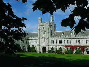 2.3 Vzdelanie v Corku Univerzita Colledge Cork Bola založená v r.1845 ako jedna z troch kráľovských univerzít (ďalšie boli v Galway a Belfaste).