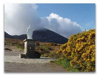 kruhoch z doby bronzovej. Kresťanstvo prišlo do grófstva Mayo na konci štvrtého storočia, a Sv. Patrick tu prišiel niekedy v priebehu piateho storočia.