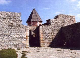 Osmerokatna kapelica u okviru utvrde Nedugo nakon biskupa Filipa (Szabo ga navodi kao Fila), koji je navodno na gradnju Medvedgrada bio potaknut zidanjem obližnjeg Samobora od strane češkog kralja