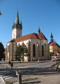 Mesto leží v Šarišskom regióne, v údolí rieky Torysy, obklopené Slanskými vrchmi a Šarišskou vrchovinou. Priamo jeho centrom prechádza 49. rovnobežka.