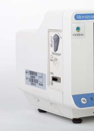 Kontrolni tasteri na prednjoj ploči Prikaz leve i desne strane monitora Leva strana monitora sadrži kućište za bateriju i spoljašnje priključke za interfejs pacijenta.