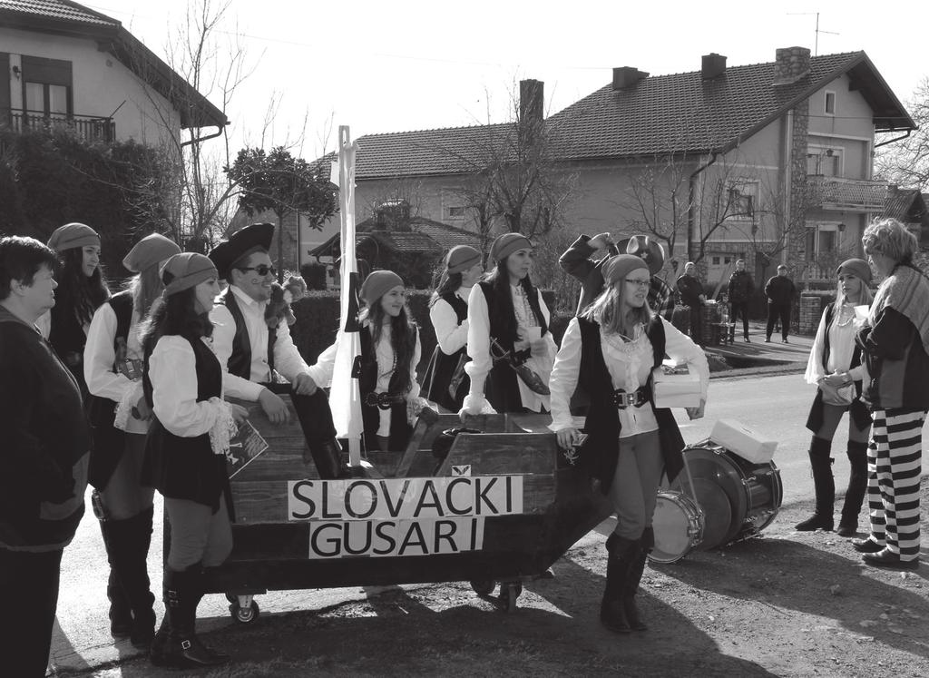 Fašiangy v Medžurići (zdroj Matica slovenská Medžurić 2017) od kraja dediny do kraja, v sobotu ráno a na obed posledný raz a vyberajú naturálie. 20 30 chlapcov udržiava tradíciu dodnes.