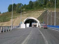 V tuneli sú štyri jednostranné a dva obojstranné núdzové zálivy. Vozovka je cementobetónová s celkovou hrúbkou 240 mm.