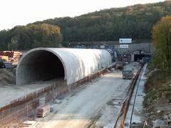 Tunel bude budovaný Novou rakúskou tunelovacou metódou (NRTM). Je súčasťou úseku Lamačská cesta - Staré grunty. V každej tunelovej rúre bude jeden núdzový záliv.
