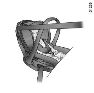 Odaberite školjkasto sjedalo radi bolje bočne zaštite i promijenite ga čim glava djeteta počne prelaziti rub školjke.