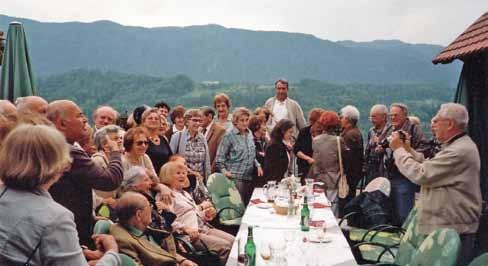 Sproščeno druženje udeležencev srečanja na terasi radovljiškega gostišča»pri Avguštinu«. delavnici Luke Misleja iz Ljubljane.