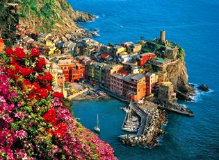 Monterosso al Mare You ll find Monterosso al Mare located at the center of a natural gulf, which is protected by a small artificial reef.