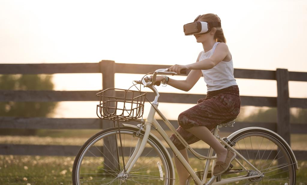 Prenosivi uređaji i VR 16 Prenosivi uređaji i virtuelna stvarnost Svakim danom, sve je veća popularnost uređaja koje zovu i Wearables, i koji otvaraju potpuno novu eru korišćenja digitalnog