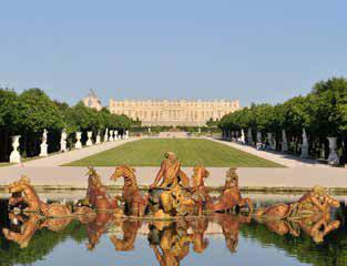 25 DKK Trilingual host Except during visits and return from Paris your leisure City tour: 1 hour Commentary in English Dedicated version for children Departure from Versailles (4pm) to Paris, Eiffel