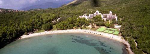 Hotel je u zaleđu jedne od najljepših plaža crnogorskog primorja. Uvala Pržno je udaljena kopnenim putem oko 9 km od aerodroma Tivat i oko 92 km od aerodroma Pg.