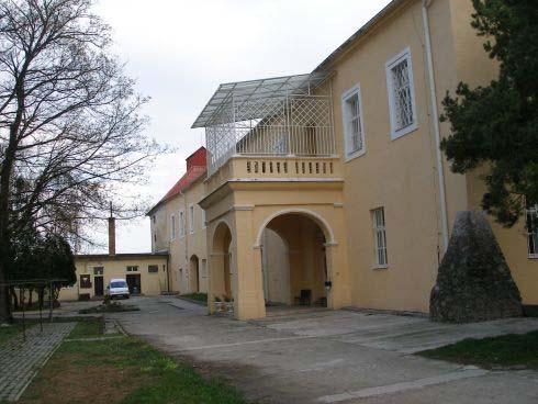 , r. 2010). Obec má rímskokatolícky kostol sv. Alžbety Uhorskej z r.