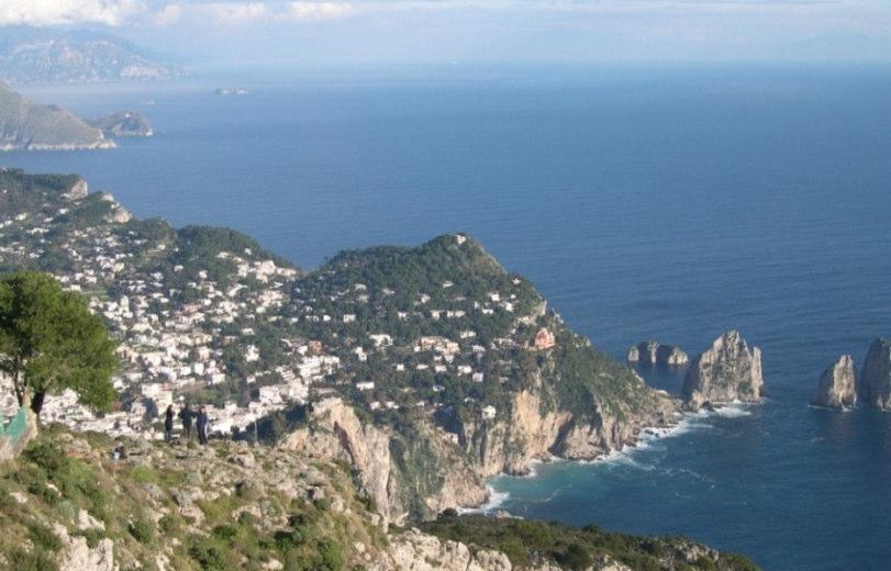 INCLUSIONS : 3 nights hotel on the island of Capri *** - BB Extensive route notes, with description of the route & tourist information Maps at 1 : 15.