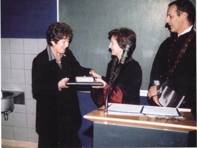 Rektorica Helena Jasna Mencer uručuje Nagradu Fran Bošnjaković prof. dr. sc. Mariji Kaštelan-Macan (2004.
