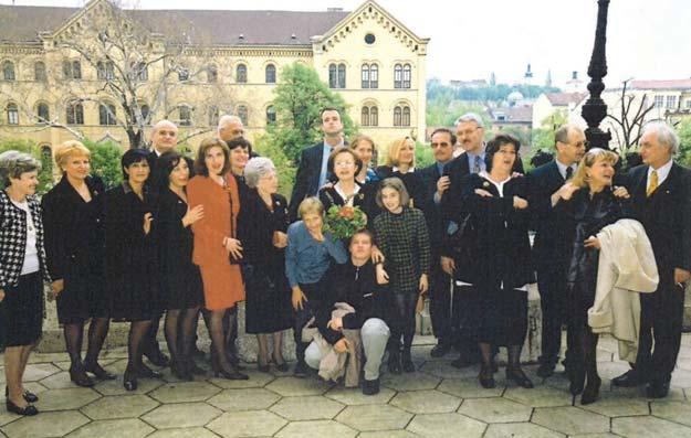 Rektorica Helena Jasna Mencer u društvu obitelji, prijatelja i uzvanika, nakon proslave