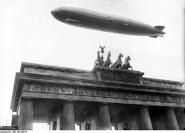 146 As viaxes do dirixible Graf Zeppelin polo ceo da Ulla A fotografía mostra o Graf Zeppelin sobre a porta de Brandeburgo en Berlín en outubro de 1928.