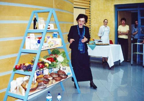 19 Razstava zdravih jedi Delo na terenu podlaga za razvoj inovativnega programa Vse do leta 2000 so strokovnjaki zavoda vse pogosteje svoje delo opravljali na terenu.