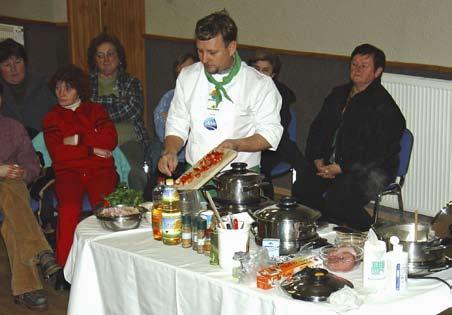 Na mizah pred udeleženci poklicni kuharji ali učiteljice gospodinjstva pripravljajo preproste in zdrave jedi.