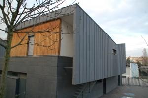 The use of wood and a zinc skin covers the different units to a linear building photo: ptk Project
