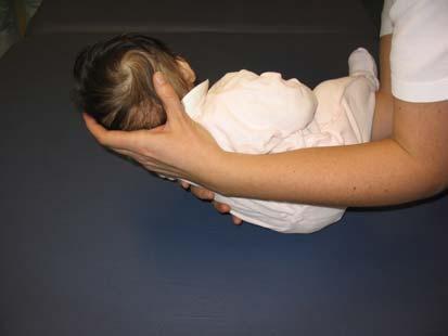 IV. Kako ravnamo z dojenčkom ''handling'' Vsakodnevno pravilno ravnanje z dojenčkom bo spodbujalo razvoj njegovih gibalnih spretnosti Pri ravnanju z dojenčkom so na začetku starši zelo negotovi.