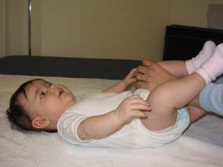 Masaža nog in rok Z nogami otrok odkriva svet zato nogi najlažje masiramo, saj nam jih otrok ponuja ob vsakem previjanju. Nogi in roki se pri dojenčku hitro ohladita.