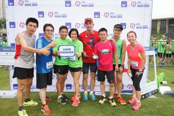 10km finishers for AXA Hearts in Action Run 2015, posing for a photo to take part in the #AXARun selfie contest.