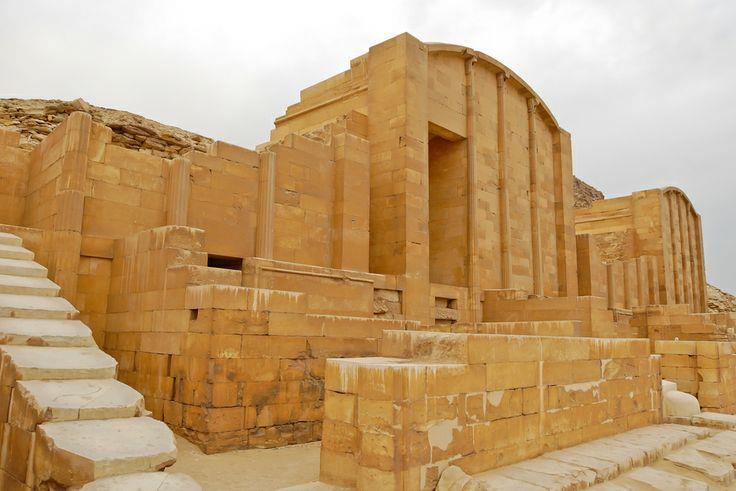 Velik broj struktura je izgrađeno unutar kompleksa, kao što je serija kapelica na gotovo svim stranama piramide koji su služile za provođenje rituala.