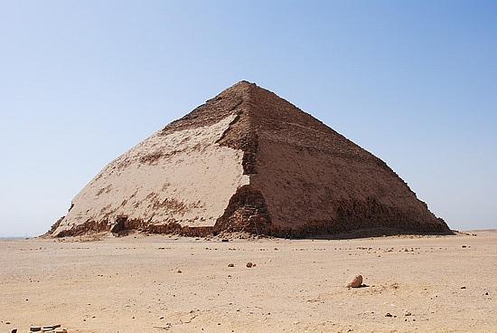 stepenaste piramide do prave piramide bilo jako brza. Nekoliko nasljednika Đosera u Trećoj dinastiji je pokušalo sagraditi stepenastu piramidu, ali su umrli prije njihove konačne izgradnje.