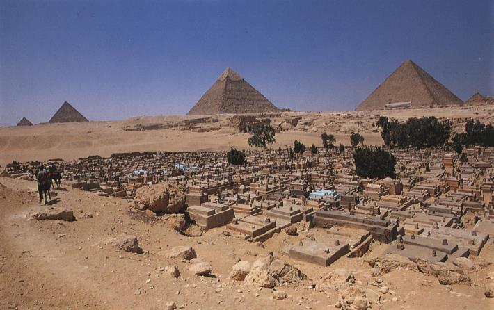 unutar same piramide, umjesto ispod nje kao što je to prije bio slučaj. Snofrunova treća i posljednja piramida, u kojoj je vjerojatno i pokopan, sagrađene su pod 43 stupnja zakrivljenosti.