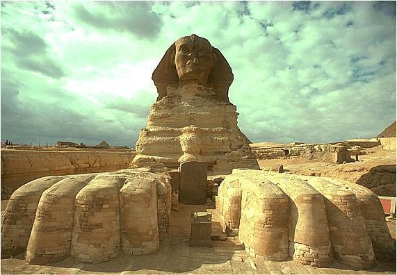 Sa istočne strane Kefrenove piramide nalazi se Sfinga. Izdubljena u prirodnoj stijeni, tijekom vladavine Kefrena kako bi glavom predstavljala vladajuću monarhiju i tijelo lava.