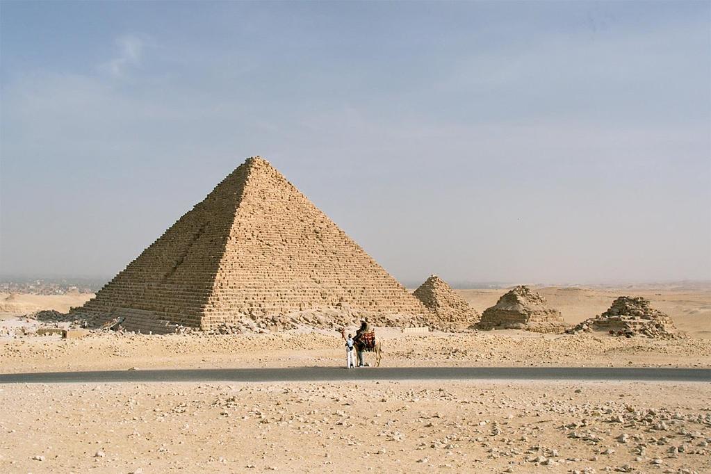 Kao i njezini najbliži pretci, Mikerinova piramida ima aksijalno istočno-zapadnu orijentaciju, poravnavajući stranice građevine prema sjeveru.
