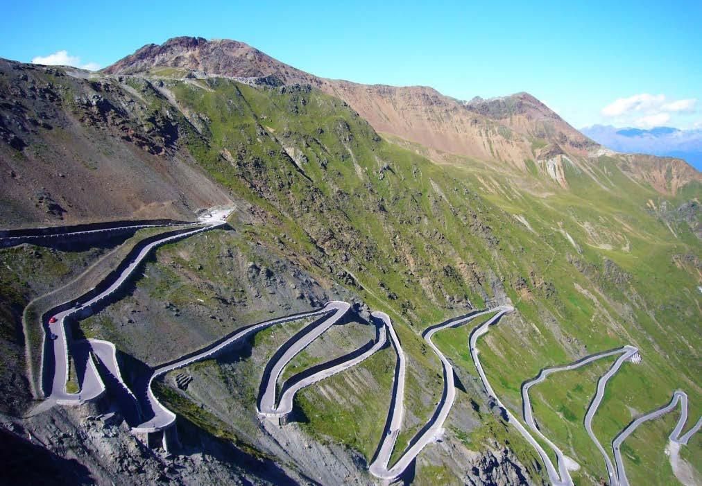 Strminski del ceste sestavlja 82 skoraj 180 serpentinastih ovinkov, ki se kot kačasto vzpenjajo proti 2757 metrov visokemu vrhu.