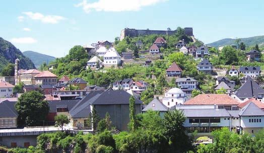 Јајце Међу високим планинама Босне на месту где се спајају две планинске ријеке развило се Јајце које је место сусрета и прожимања разних култура због чега оставља утисак бисера архитектуре и