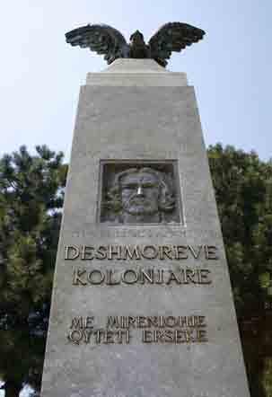 Obelisku kushtuar heronjve të Kolonjës