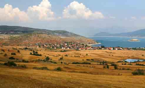 Pamje piktoreske nga zona e mbrojtur Natura 2000, liqeni i Prespës së Madhe Prespa ose Liqeni i Prespës, është një liqen me ujëra të freskëta, i cili u takon tre shteteve; FYROM-it, Shqipërisë dhe