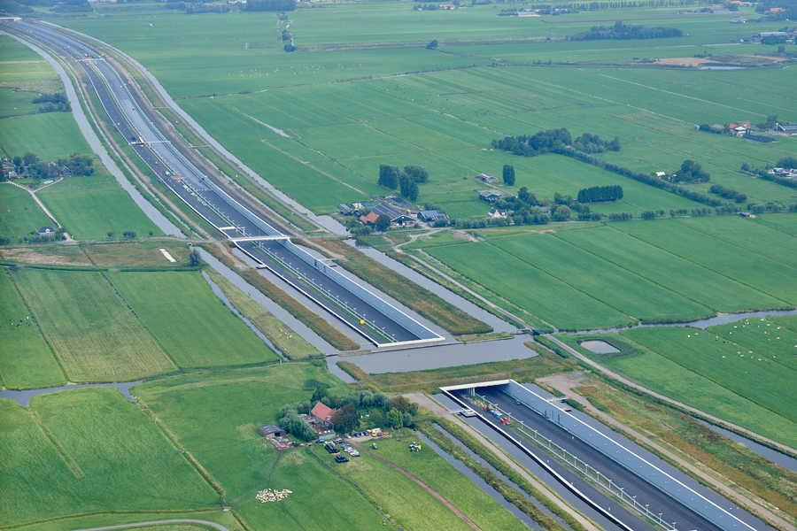 Zwarts & Jansma Architects (NL) Figure 4: The 100m wide ecological aquaduct over the A4 north of Schiedam 5 October 2017 Chris Todd Campaign for Better Transport Campaign for Better Transport s