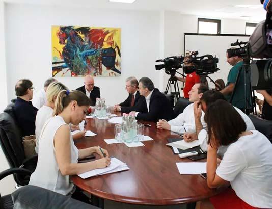 kryesore private në vend. Takimi kishte në fokus diskutimin paraprak për propozimin e tyre, për një ndryshim në ligjin nr. 97/2013 "Për mediat audiovizive në Republikën e Shqipërisë".