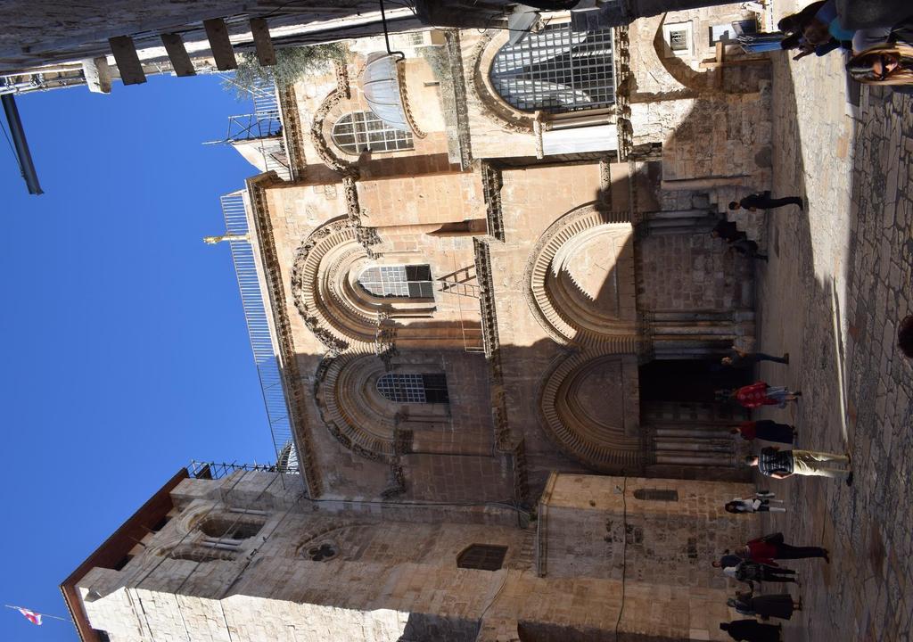 The afternoon we spent by inspecting the Church of the Holy Sepulchre (the exterior as well as the interior on the photos), visiting the shops discussing the prices or just walking around In the