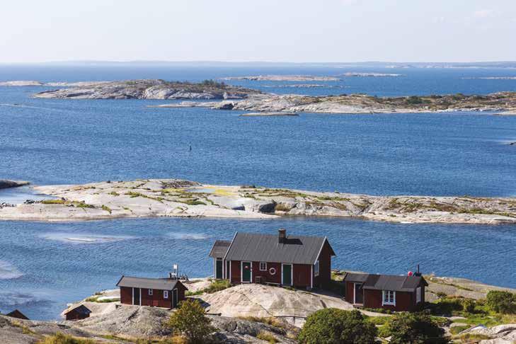 holiday environment. Grinda Wärdshus is located on the northwest coast of the island a stone s throw from the harbour of Hemviken.